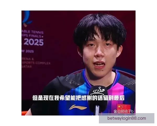 王楚钦接受采访时突然双手撑地拼尽全力感动无数球迷